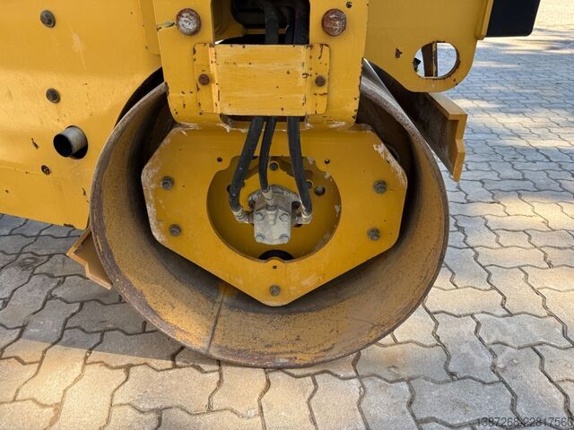 Yksirumpuvalssi CATERPILLAR CB2.7 / 2018 BJ / 845 H / 2.5 Tonnen