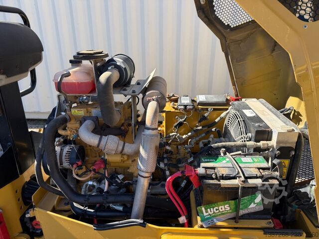 Yksirumpuvalssi CATERPILLAR CB2.7 / 2018 BJ / 845 H / 2.5 Tonnen