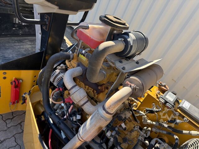 Yksirumpuvalssi CATERPILLAR CB2.7 / 2018 BJ / 845 H / 2.5 Tonnen