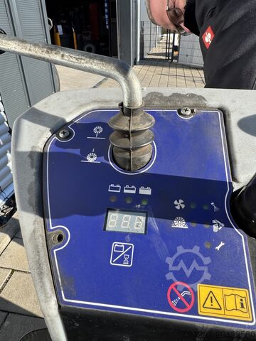 驾驶式扫地机 Nilfisk SW 4000 Aufsitzkehrmaschine