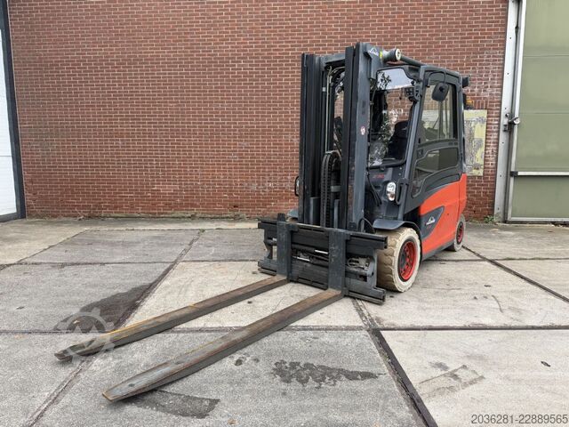 Elektryczny wózek widłowy 4-kołowy Linde E50HL-01