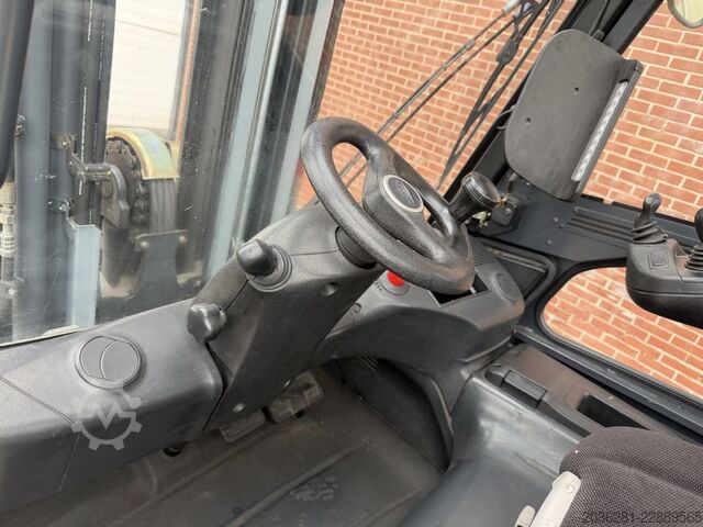 Elektryczny wózek widłowy 4-kołowy Linde E50HL-01