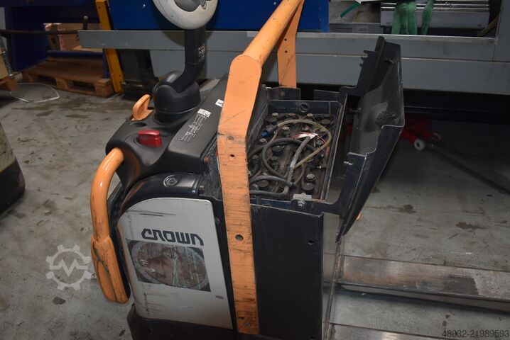 Elektryczny wózek paletowy z platformą Crown WE 3000