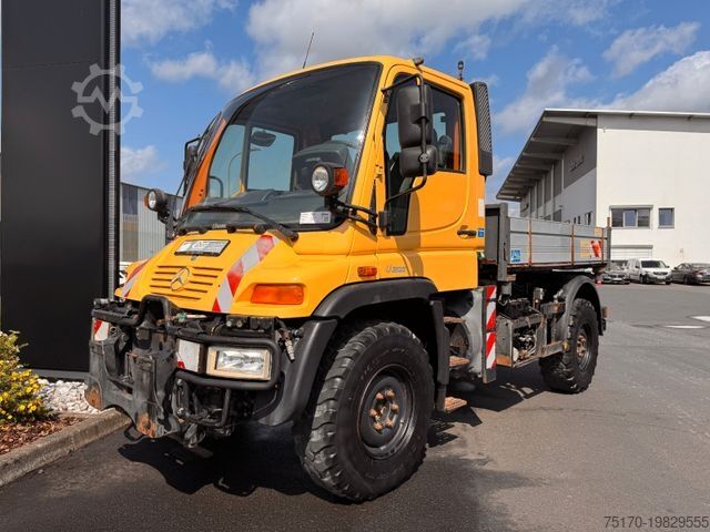 Camión de plataforma MERCEDES-BENZ Unimog U300 4x4 Vario-Pilot