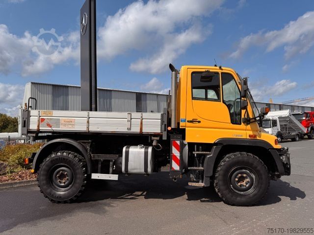 Camión de plataforma MERCEDES-BENZ Unimog U300 4x4 Vario-Pilot