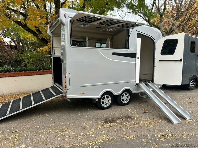 Trailer ternak  Steinsberger Anka 3-Pferdeanhänger