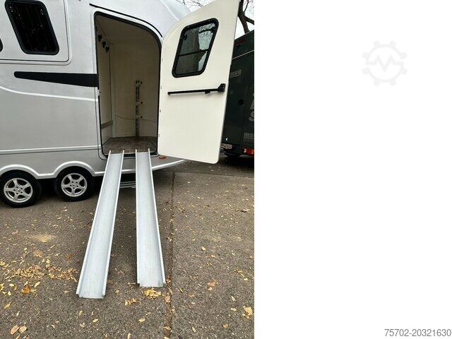 Trailer ternak  Steinsberger Anka 3-Pferdeanhänger