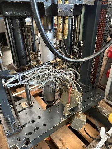 Iesmidzināšanas formēšanas mašīna FERROMATIK MILACRON K110D-S/2F / 2K-Spritzgießmasch