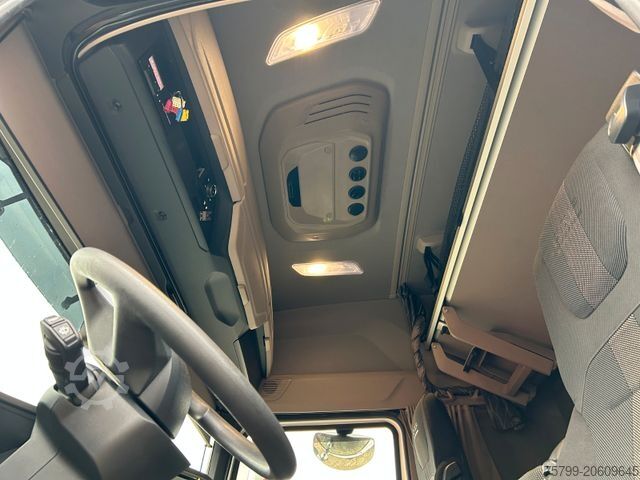 Standard tractor unit DAF XF 530 SZM 4x2