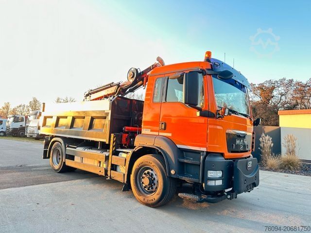 Crane yang terpasang pada truk MAN TGS 18.320 4x4 Kipper KRAN 21m FUNK Winterdienst