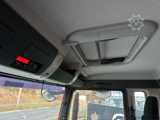 Crane yang terpasang pada truk MAN TGS 18.320 4x4 Kipper KRAN 21m FUNK Winterdienst