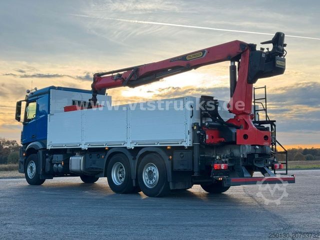 Nákladné auto s plochou korbou a plachtou MERCEDES-BENZ Actros 2545 MP5 6x2 Palfinger 23.001 Tec3