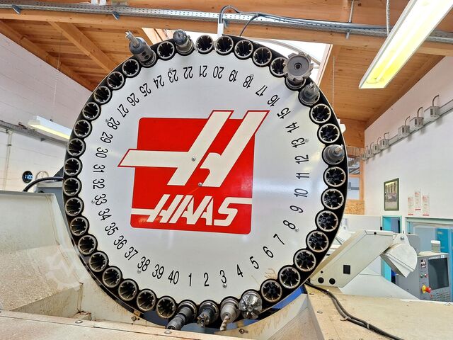 Pusat pemesinan vertikal Haas VF-4 DHE