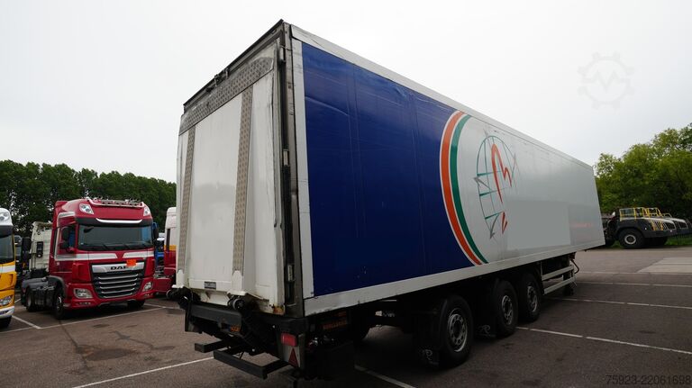 Refrigerated/frozen transport Schmitz 3 axle frigo trailer with THERMO KING SL 200E