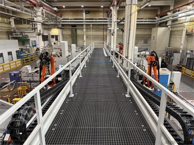 نظام بوابة روبوتية مزود بخمسة روبوتات KUKA KR 16 R2010-2