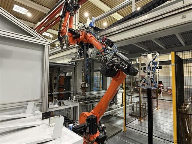 نظام بوابة روبوتية مزود بخمسة روبوتات KUKA KR 16 R2010-2
