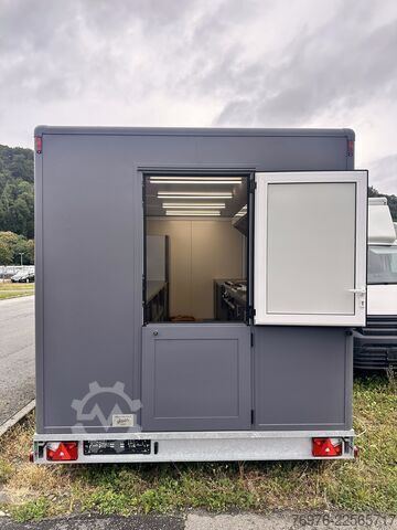 Prodajni voziček / tovornjak s hrano Voll ausgestatteter Gastro-Contrailer (Hydraulik-Absenkbar) | Profi-Küche NEU