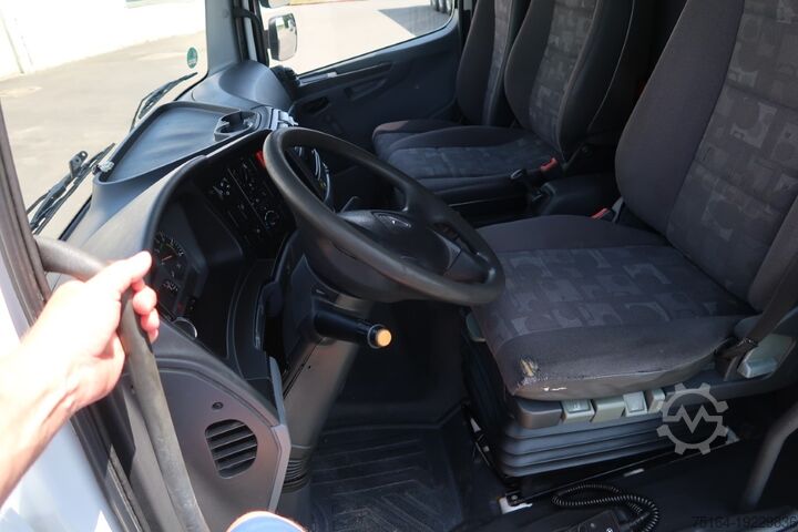 Kamion sa telom kutije Mercedes-Benz 1222 L
