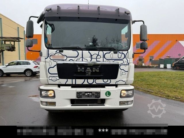 Flatbed truck with tarp MAN TGM 12.250 Pritsche Plane LBW Schlafkabine Autom