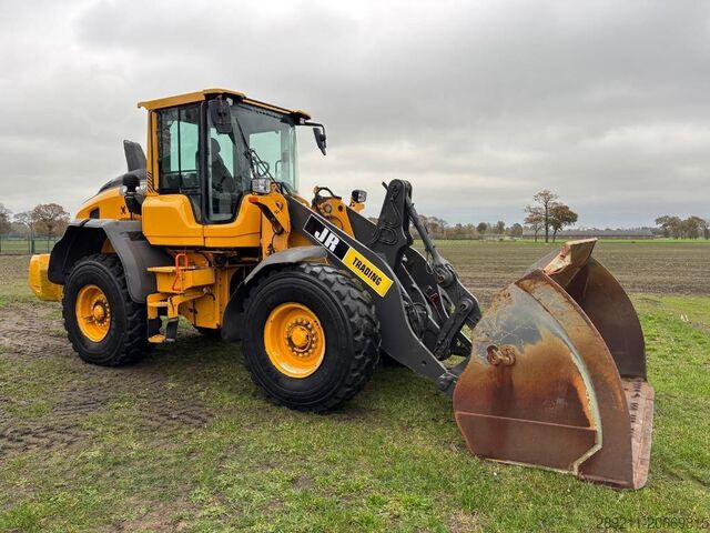 Nakladalec na kolesih Volvo L 90 H (On Transport)