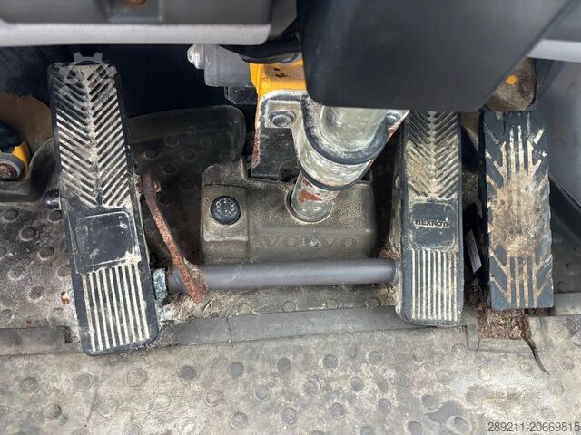 Nakladalec na kolesih Volvo L 90 H (On Transport)