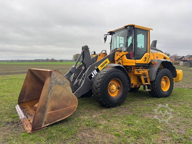 Nakladalec na kolesih Volvo L 90 H (On Transport)