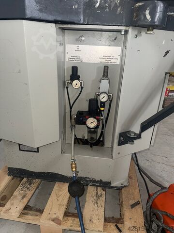 Máquina prensadora de esquinas Elumatec EP 124
