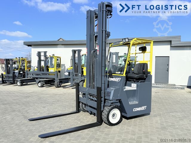 Carretilla retráctil de 4 vías Combilift CB4500 GAS TRIPLEX 6400 FORK POSITIONER
