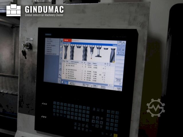 Centro de mecanizado vertical Akira Seiki Performa HV 8A