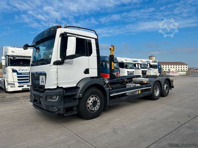 ロールオフコンテナトラック MAN TGS 26.470 * HYVA * ACC * LENK-LIFT * 6X2 * TÜV