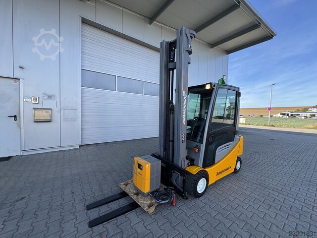 Chariot élévateur électrique à 4 roues Jungheinrich EFG320 + Ladegerät 3753--EK