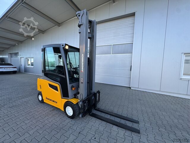 Chariot élévateur électrique à 4 roues Jungheinrich EFG320 + Ladegerät 3753--EK
