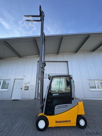 Chariot élévateur électrique à 4 roues Jungheinrich EFG320 + Ladegerät 3753--EK