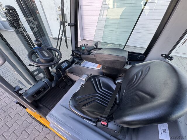 Chariot élévateur électrique à 4 roues Jungheinrich EFG320 + Ladegerät 3753--EK