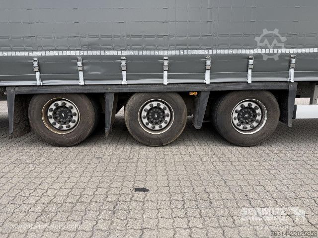 带篷布的开放式半挂车 Schmitz Cargobull Curtainsider Mega Getränke