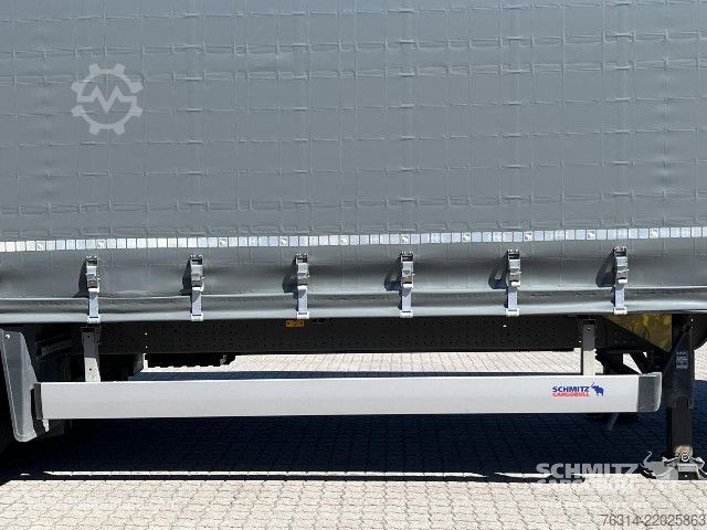 带篷布的开放式半挂车 Schmitz Cargobull Curtainsider Mega Getränke
