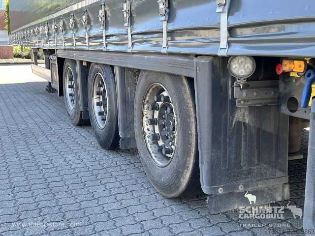 带篷布的开放式半挂车 Schmitz Cargobull Curtainsider Mega Getränke
