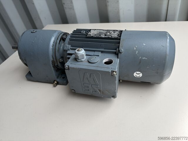 موتور مخفض SEW-EURODRIVE R40 DT80K4/BMG بقدرة 0.55 كيلووات، 53 دورة/دقيقة، مع فرامل 230 فولت ثلاثي ا Motoreduktor SEW-EURODRIVE R40 DT80K4/BMG 0,55 kW 53 obr./min Hamulec 230 V 3 Motoreduktor SEW-EURODRIVE R40 DT80K4/BMG 0,55 kW 53 obr./min Hamulec 230 V 3