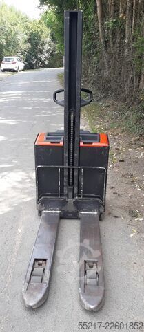 Xe nâng tay TOYOTA BT SWE 080L