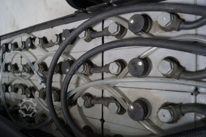 Carretilla retráctil Toyota RRE140H