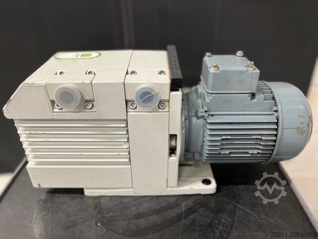 Vacuum pump Leybold D8B