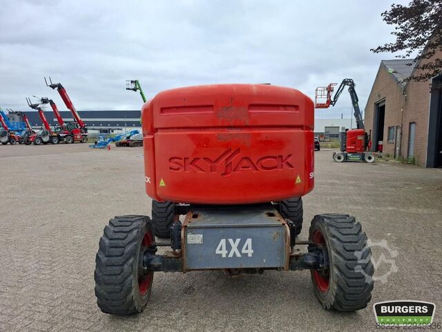 Nền tảng làm việc bằng kính thiên văn có khớp nối Skyjack SJ51 AJ
