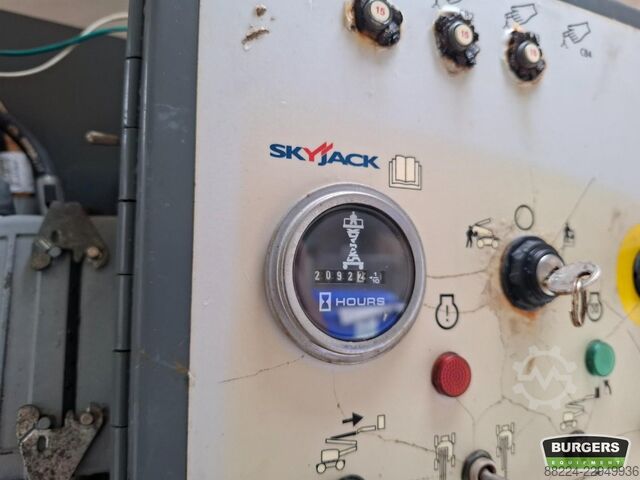 Nền tảng làm việc bằng kính thiên văn có khớp nối Skyjack SJ51 AJ