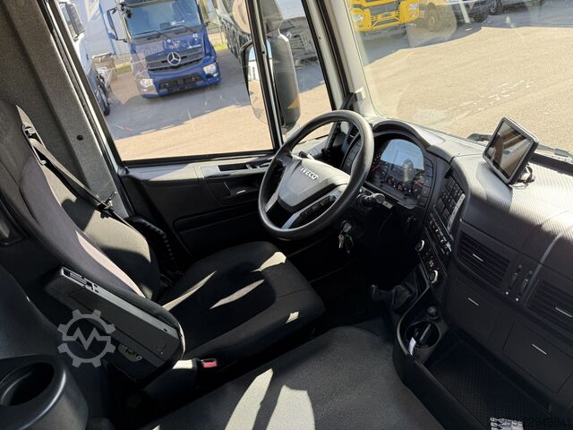 Iveco 260S40 6x2*4 Carrier refrigerated box truck Iveco 260S40 6x2*4 Carrier 1050