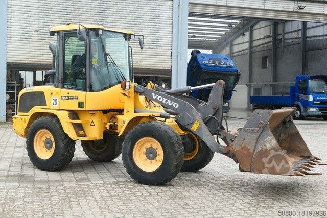 Челен товарач VOLVO L30G, 4+1 Schaufel, Palettengabel, Hydr. S.W.S.