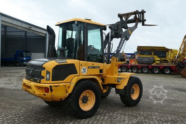 Челен товарач VOLVO L30G, 4+1 Schaufel, Palettengabel, Hydr. S.W.S.