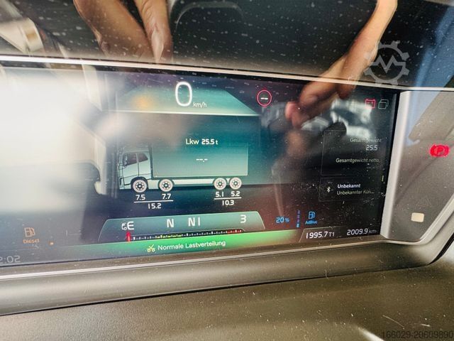 Flatbed truck VOLVO FH 500 8x4 Kran F710 RA2.27 Jib & Winde Sofort