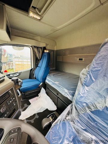 Lastebil med plan VOLVO FH 500 8x4 Kran F710 RA2.27 Jib & Winde Sofort