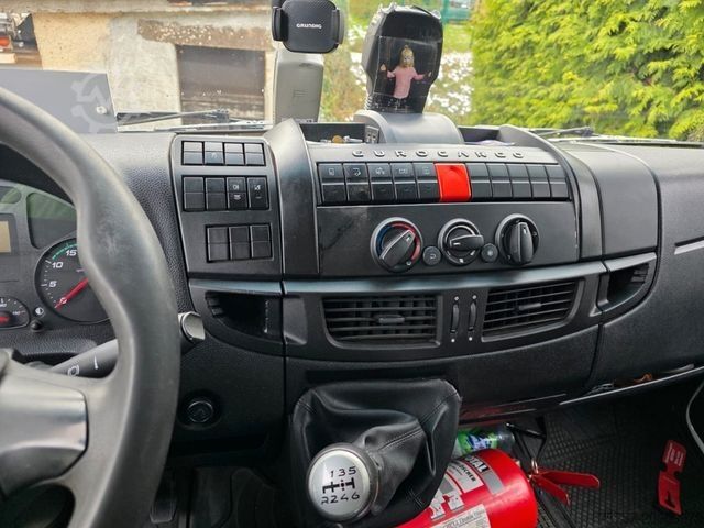 Aizkaru sānu furgons IVECO 80-220 Eurocargo, Gardine, ladebordwand