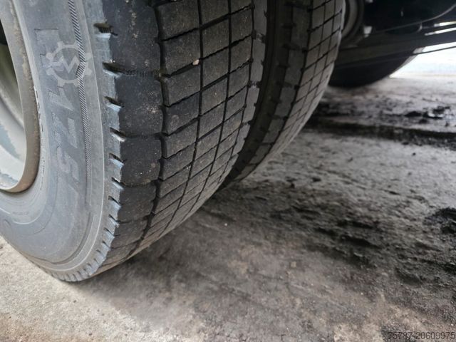 Aizkaru sānu furgons IVECO 80-220 Eurocargo, Gardine, ladebordwand